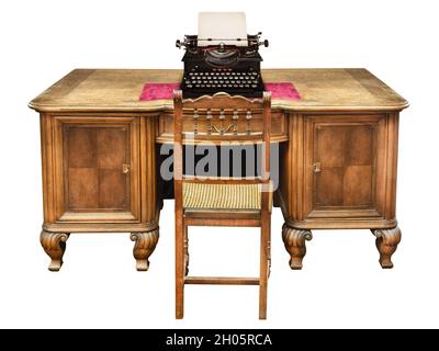 Antica scrivania in legno con macchina da scrivere d'epoca isolata su sfondo bianco Foto Stock
