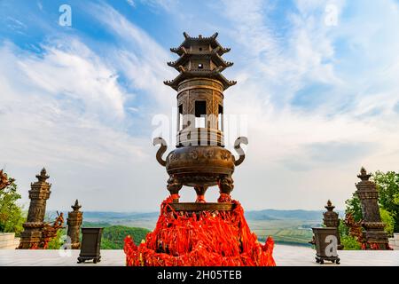 Jilin, Cina - 02 Settembre 2016: Urna gigante di bronzo al tempio buddista di Zhengjue, Heilongjiang, Cina Foto Stock