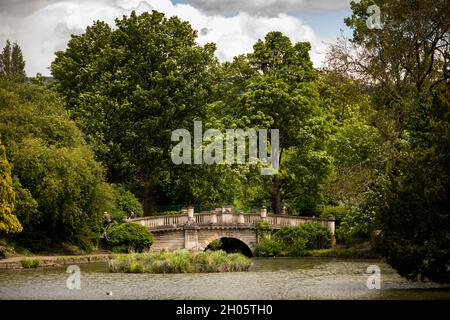 Regno Unito, Gloucestershire, Cheltenham, Pittville Park, Albert Road ponte sul lago Foto Stock