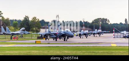 Un certo numero di USAF F15 Strike Eagle Tactical Fighters a RAF(USAF) Lakenheath a Suffolk, Inghilterra, Regno Unito che si dirigono verso la pista per il decollo Foto Stock