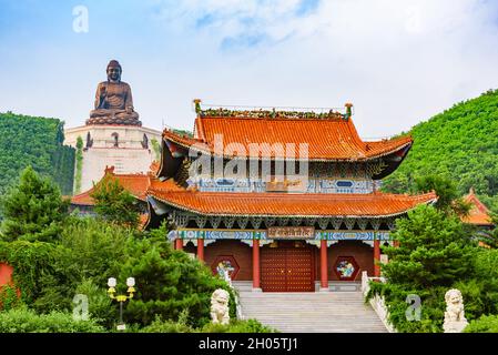 Jilin, Cina - 02 Settembre 2016: Porta principale e buddha gigante di bronzo, Tempio di Zhengjue Foto Stock