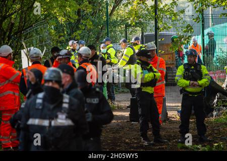 Aylesbury vale, Regno Unito. 11 Ottobre 2021. I bailiffs del National Eviction Team che lavoravano con la polizia della Thames Valley continuavano con il secondo giorno dello sfratto dei manifestanti HS2 che vivevano nel campo DI GUERRA della resistenza attiva di Wendover alla periferia di Wendover. HS2 hanno sequestrato la terra di proprietà del Consiglio del Buckinghamshire per ordine del tribunale, nonostante la terra non sia parte della HS2 Hybrid Bill. I manifestanti sostengono che l'ordine del tribunale si basava su prove di un conflitto violento tra i manifestanti e HS2 che non si verificava. Credit: Maureen McLean/Alamy Live News Foto Stock