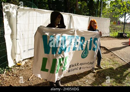 Aylesbury vale, Regno Unito. 11 Ottobre 2021. I bailiffs del National Eviction Team che lavoravano con la polizia della Thames Valley continuavano con il secondo giorno dello sfratto dei manifestanti HS2 che vivevano nel campo DI GUERRA della resistenza attiva di Wendover alla periferia di Wendover. HS2 hanno sequestrato la terra di proprietà del Consiglio del Buckinghamshire per ordine del tribunale, nonostante la terra non sia parte della HS2 Hybrid Bill. I manifestanti sostengono che l'ordine del tribunale si basava su prove di un conflitto violento tra i manifestanti e HS2 che non si verificava. Credit: Maureen McLean/Alamy Live News Foto Stock