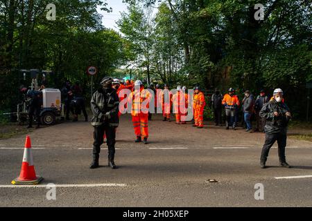 Aylesbury vale, Regno Unito. 11 Ottobre 2021. I bailiffs del National Eviction Team che lavoravano con la polizia della Thames Valley continuavano con il secondo giorno dello sfratto dei manifestanti HS2 che vivevano nel campo DI GUERRA della resistenza attiva di Wendover alla periferia di Wendover. HS2 hanno sequestrato la terra di proprietà del Consiglio del Buckinghamshire per ordine del tribunale, nonostante la terra non sia parte della HS2 Hybrid Bill. I manifestanti sostengono che l'ordine del tribunale si basava su prove di un conflitto violento tra i manifestanti e HS2 che non si verificava. Credit: Maureen McLean/Alamy Live News Foto Stock