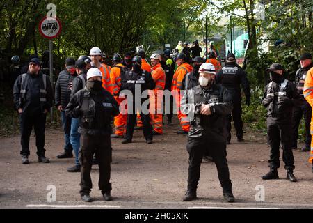 Aylesbury vale, Regno Unito. 11 Ottobre 2021. I bailiffs del National Eviction Team che lavoravano con la polizia della Thames Valley continuavano con il secondo giorno dello sfratto dei manifestanti HS2 che vivevano nel campo DI GUERRA della resistenza attiva di Wendover alla periferia di Wendover. HS2 hanno sequestrato la terra di proprietà del Consiglio del Buckinghamshire per ordine del tribunale, nonostante la terra non sia parte della HS2 Hybrid Bill. I manifestanti sostengono che l'ordine del tribunale si basava su prove di un conflitto violento tra i manifestanti e HS2 che non si verificava. Credit: Maureen McLean/Alamy Live News Foto Stock