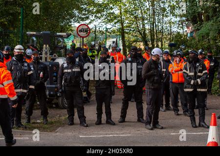 Aylesbury vale, Regno Unito. 11 Ottobre 2021. I bailiffs del National Eviction Team che lavoravano con la polizia della Thames Valley continuavano con il secondo giorno dello sfratto dei manifestanti HS2 che vivevano nel campo DI GUERRA della resistenza attiva di Wendover alla periferia di Wendover. HS2 hanno sequestrato la terra di proprietà del Consiglio del Buckinghamshire per ordine del tribunale, nonostante la terra non sia parte della HS2 Hybrid Bill. I manifestanti sostengono che l'ordine del tribunale si basava su prove di un conflitto violento tra i manifestanti e HS2 che non si verificava. Credit: Maureen McLean/Alamy Live News Foto Stock