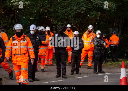 Aylesbury vale, Regno Unito. 11 Ottobre 2021. I bailiffs del National Eviction Team che lavoravano con la polizia della Thames Valley continuavano con il secondo giorno dello sfratto dei manifestanti HS2 che vivevano nel campo DI GUERRA della resistenza attiva di Wendover alla periferia di Wendover. HS2 hanno sequestrato la terra di proprietà del Consiglio del Buckinghamshire per ordine del tribunale, nonostante la terra non sia parte della HS2 Hybrid Bill. I manifestanti sostengono che l'ordine del tribunale si basava su prove di un conflitto violento tra i manifestanti e HS2 che non si verificava. Credit: Maureen McLean/Alamy Live News Foto Stock