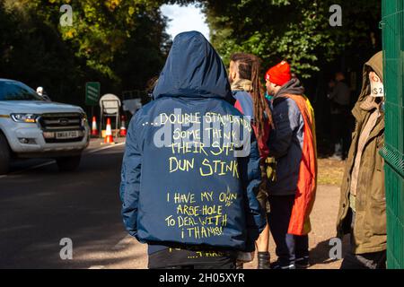 Aylesbury vale, Regno Unito. 11 Ottobre 2021. I bailiffs del National Eviction Team che lavoravano con la polizia della Thames Valley continuavano con il secondo giorno dello sfratto dei manifestanti HS2 che vivevano nel campo DI GUERRA della resistenza attiva di Wendover alla periferia di Wendover. HS2 hanno sequestrato la terra di proprietà del Consiglio del Buckinghamshire per ordine del tribunale, nonostante la terra non sia parte della HS2 Hybrid Bill. I manifestanti sostengono che l'ordine del tribunale si basava su prove di un conflitto violento tra i manifestanti e HS2 che non si verificava. Credit: Maureen McLean/Alamy Live News Foto Stock