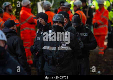 Aylesbury vale, Regno Unito. 11 Ottobre 2021. I bailiffs del National Eviction Team che lavoravano con la polizia della Thames Valley continuavano con il secondo giorno dello sfratto dei manifestanti HS2 che vivevano nel campo DI GUERRA della resistenza attiva di Wendover alla periferia di Wendover. HS2 hanno sequestrato la terra di proprietà del Consiglio del Buckinghamshire per ordine del tribunale, nonostante la terra non sia parte della HS2 Hybrid Bill. I manifestanti sostengono che l'ordine del tribunale si basava su prove di un conflitto violento tra i manifestanti e HS2 che non si verificava. Credit: Maureen McLean/Alamy Live News Foto Stock