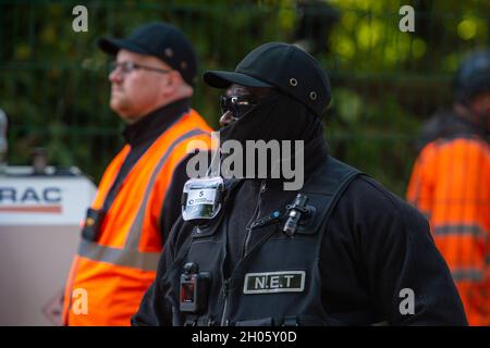 Aylesbury vale, Regno Unito. 11 Ottobre 2021. I bailiffs del National Eviction Team che lavoravano con la polizia della Thames Valley continuavano con il secondo giorno dello sfratto dei manifestanti HS2 che vivevano nel campo DI GUERRA della resistenza attiva di Wendover alla periferia di Wendover. HS2 hanno sequestrato la terra di proprietà del Consiglio del Buckinghamshire per ordine del tribunale, nonostante la terra non sia parte della HS2 Hybrid Bill. I manifestanti sostengono che l'ordine del tribunale si basava su prove di un conflitto violento tra i manifestanti e HS2 che non si verificava. Credit: Maureen McLean/Alamy Live News Foto Stock