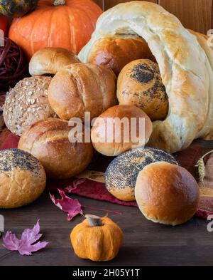 Primo piano di panini e panini che si versano da una cornucopia di pane fatta in casa. Foto Stock