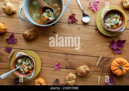 Ciotole di zuppa di tacchino fatta in casa per il Ringraziamento con spazio copia al centro. Foto Stock