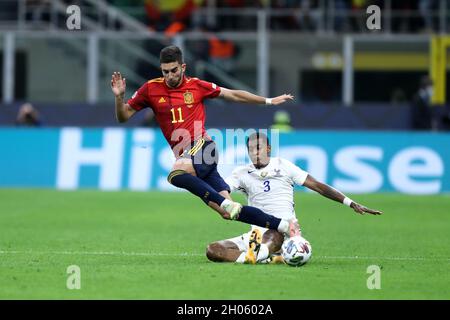 Presnel Kimpembe di Francia e Ferran Torres di Spagna combattono per la palla durante la partita finale della UEFA Nations League tra Spagna e Francia . Foto Stock