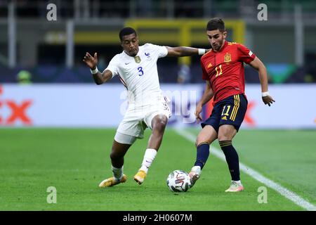 Presnel Kimpembe di Francia e Ferran Torres di Spagna combattono per la palla durante la partita finale della UEFA Nations League tra Spagna e Francia . Foto Stock