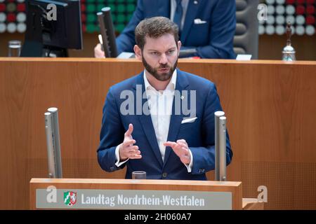 Duesseldorf, Germania. 06 ottobre 2021. Florian BRAUN, gruppo parlamentare CDU, nel suo discorso, dibattito sul tema "equiparare l'informatica scolastica alle scienze naturali classiche" 143a sessione plenaria al parlamento di Stato della Renania settentrionale-Vestfalia NRW, Duesseldorf il 6 ottobre 2021, Credit: dpa/Alamy Live News Foto Stock