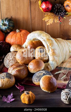 Primo piano di una cornucopia di pane traboccante di rotoli. Foto Stock