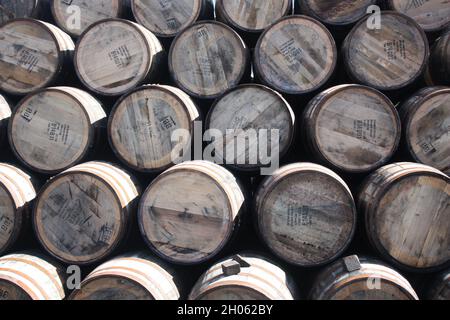 Foto raffigurante un motivo ripetuto di barili di una distilleria sull'isola di Islay Foto Stock