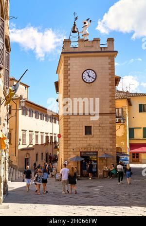 Montepulciano Toscana Italia. La Pulcinella sulla Torre dell'Orologio Foto Stock