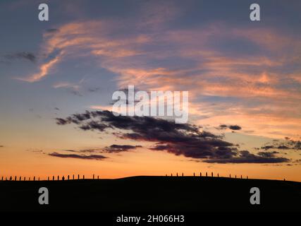 Tramonto in Val d'Orcia Toscana, con cipressi tipici Foto Stock
