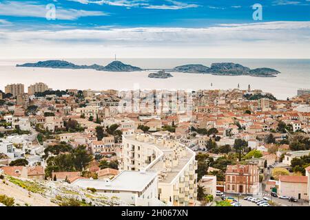 Marsiglia, Francia; 29 marzo 2011: Le isole di Frioul e la Château d'If visto dalla basilica di Notre-Dame de la Garde. Foto Stock