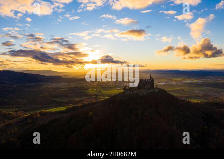 Veduta aerea del Castello Hohenzollern durante il tramonto luminoso. Germania in autunno Foto Stock