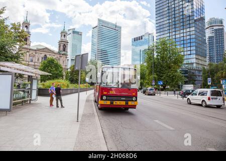 Varsavia, Polonia, 28 giugno 2019: Un vecchio autobus passeggeri Ikarus d'epoca in una fermata dell'autobus nel centro della città Foto Stock