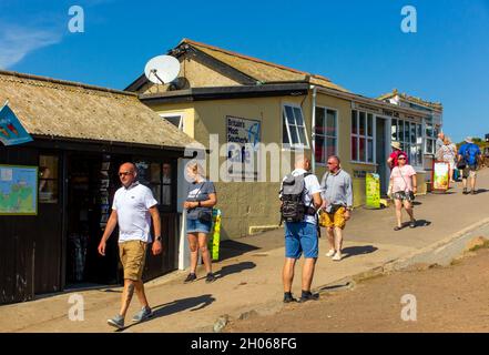 I turisti in estate fuori dal caffè più meridionale della Gran Bretagna a Lizard Point sulla costa meridionale della Cornovaglia Inghilterra UK Foto Stock