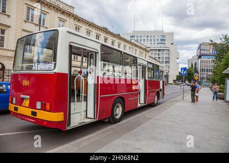 Varsavia, Polonia, 28 giugno 2019: Un vecchio autobus passeggeri Ikarus d'epoca in una fermata dell'autobus nel centro della città Foto Stock