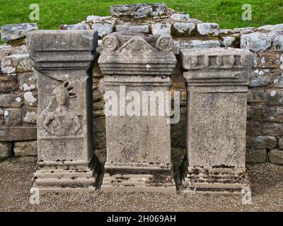 Tre altari al Tempio di Mitra vicino al Muro di Adriano a Carrawburgh nel Northumberland, Inghilterra, Regno Unito. Gli altari sono repliche di quelli del Grande Foto Stock