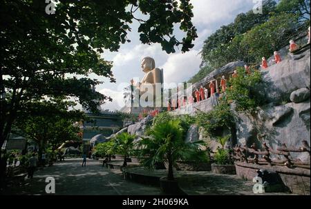 SRI LANKA il Buddha d'Oro all'ingresso delle grotte del Tempio d'Oro di Dambulla che ha molte statue di Buddha all'interno Foto Stock