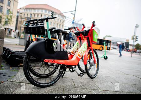 Hannover, Germania. 05 ottobre 2021. Due biciclette elettriche dal fornitore Lime stand su un marciapiede a Aegidientorplatz nel centro della città. Credit: Hauke-Christian Dittrich/dpa/Alamy Live News Foto Stock