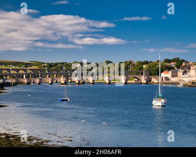 Attraverso la foce del fiume Tweed, il Ponte Vecchio (di fronte), il Ponte reale Tweed e il Ponte reale di confine (di dietro) attraversare il fiume a Berwick upon Foto Stock