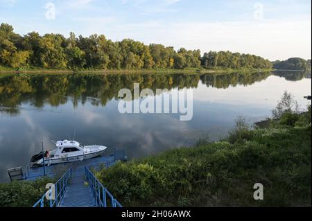 CROAZIA, Jasenovac, fiume Save, confine UE con la Bosnia, polizia barca / KROATIEN, Jasenovac, UE Aussengrenze zu Bosnien, Fluß Save, Polizei Boot Foto Stock