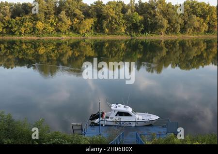 CROAZIA, Jasenovac, fiume Save, confine UE con la Bosnia, polizia barca / KROATIEN, Jasenovac, UE Aussengrenze zu Bosnien, Fluß Save, Polizei Boot Foto Stock