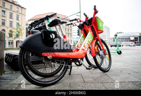 Hannover, Germania. 05 ottobre 2021. Due biciclette elettriche dal fornitore Lime stand su un marciapiede a Aegidientorplatz nel centro della città. Credit: Hauke-Christian Dittrich/dpa/Alamy Live News Foto Stock