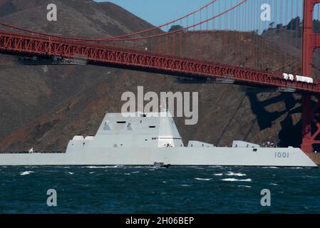 San Francisco, Stati Uniti. 08 ottobre 2021. Il cacciatorpediniere missilistico guidato USS Michael Monsoor della Marina degli Stati Uniti di classe Zumwalt transita sotto il Ponte Golden Gate durante la settimana della flotta di San Francisco 2021 8 ottobre 2021 a San Francisco, California. Credit: MC2 Hector Carrera/U.S. Navy/Alamy Live News Foto Stock