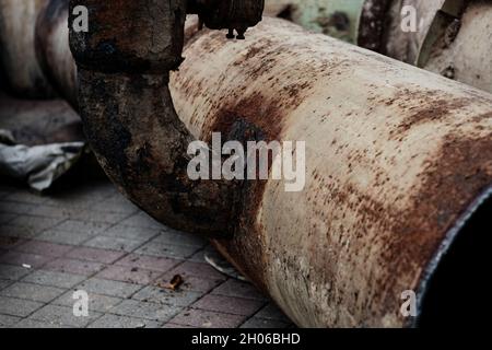 Frammenti di tubi d'acqua in ghisa. Dopo molti anni di funzionamento il tubo metallico corroso è stato distrutto. Tubo in acciaio arrugginito con fori di corro metallico Foto Stock