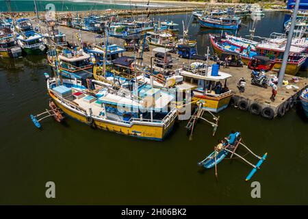 Vista aerea di barche da pesca e il mercato del pesce nel sud dello Sri Lanka Foto Stock
