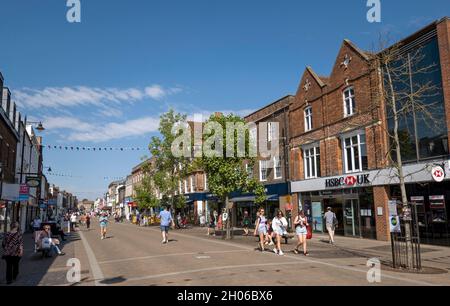 Newbury, Berkshire, Inghilterra, Regno Unito. 2021. Newbury High Street in un giorno d'estate la gente che acquista nella zona pedonale. Foto Stock