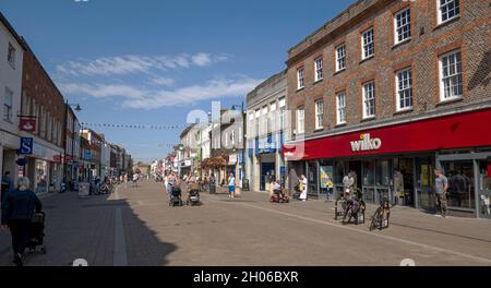 Newbury, Berkshire, Inghilterra, Regno Unito. 2021. Newbury High Street in un giorno d'estate la gente che acquista nella zona pedonale. Foto Stock