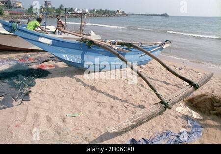 SRI LANKA: Tangalle piccole barche di pescatori sulla spiaggia Foto Stock