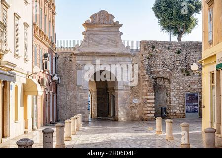 La porta della città vecchia nella città vecchia a ZARA, CROAZIA. Foto Stock