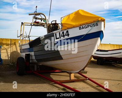 Prua dettaglio di Bagpuss una nave da pesca costiera registrazione L144 Sulla Esplanade Redcar North Yorkshire Foto Stock