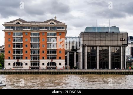 L'ex sede centrale del Financial Times (sulla destra) a One Southwark Bridge, Londra, Regno Unito. Foto Stock