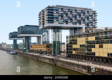 COLONIA, GERMANIA - 17 MAGGIO 2013: Edificio in vetro stilizzato a tre gru giganti costruito sul territorio dell'ex porto. Foto Stock