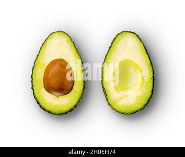 Avocado tagliato a metà su sfondo bianco Foto Stock