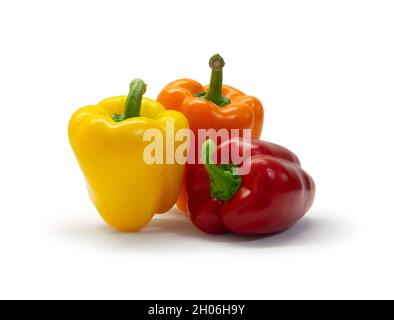 Peperoni rossi, gialli e arancioni isolati su sfondo bianco Foto Stock