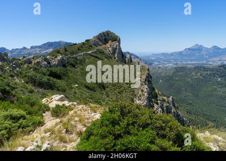 Bellissimo paesaggio verde mediterraneo e maestoso cresta di montagna in Spagna tranquillità nella natura Foto Stock