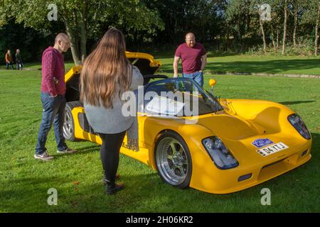 2007 6300cc Yellow ultima CAN-am al North-West Supercar evento come auto e turisti arrivano a Southport per il Classic and Speed 2021, Victoria Park, Southport, Regno Unito Foto Stock