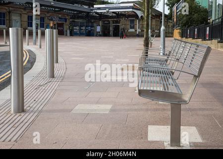 Maidenhead, Regno Unito. 11 Ottobre 2021. Il piazzale della stazione Maidenhead è raffigurato in occasione della sua apertura ufficiale da Theresa May MP. La ristrutturazione di 3,75 milioni di sterline ha lo scopo di rendere l'area intorno alla stazione più favorevole ai pendolari in previsione di un aumento dei passeggeri all'apertura della Crossrail e di migliorare sia lo scambio tra treni e altre forme di trasporto, sia i collegamenti a piedi e in bicicletta tra la stazione e il centro città. Credit: Mark Kerrison/Alamy Live News Foto Stock